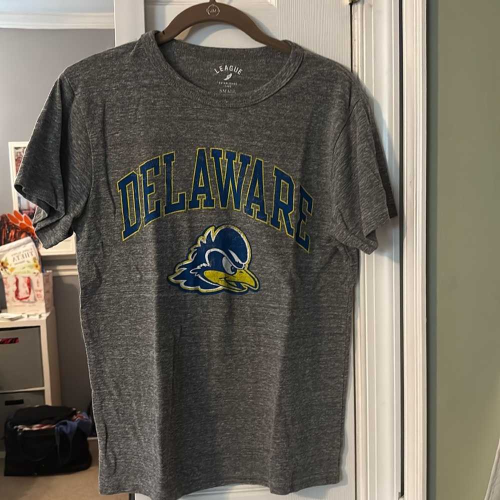 League University of Delaware t shirt small